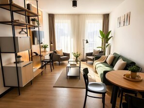Ein modernes Wohnzimmer mit einer Couch, Sesseln, einem Couchtisch und einem Bücherregal.