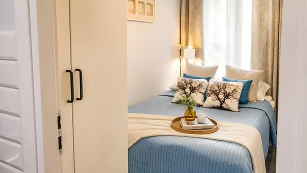A bedroom with a bed, bedside table, lamp, and curtains. - Old Town Heart - XXVII - Brzozowa (Warsaw)