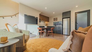 A modern apartment with a living room, dining area, and kitchen. - Modern 1BR Near Christchurch CBD & Cashel Street (Christchurch)