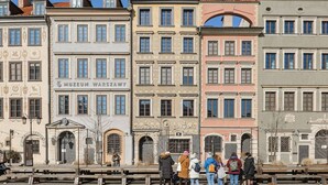 Eine Reihe historischer Gebäude, darunter ein markantes Museumszeichen.