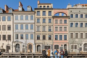 Eine Reihe historischer Gebäude, darunter ein markantes Museumszeichen.