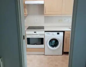 Private kitchen - Apartment Sleeps 4 With Garden Secured Parking With Fob Entrance (Southampton)