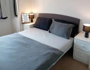 Room - Apartment Sleeps 4 With Garden Secured Parking With Fob Entrance (Southampton)