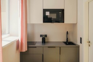 Cafetera/tetera, refrigerador, microondas, placa de cocina