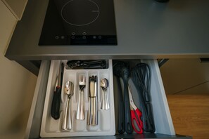 A drawer with kitchen utensils including spoons, forks, knives, and scissors. - Kiez Mezzanine Studio for 4 in Berlin Neukölln (Berlin)