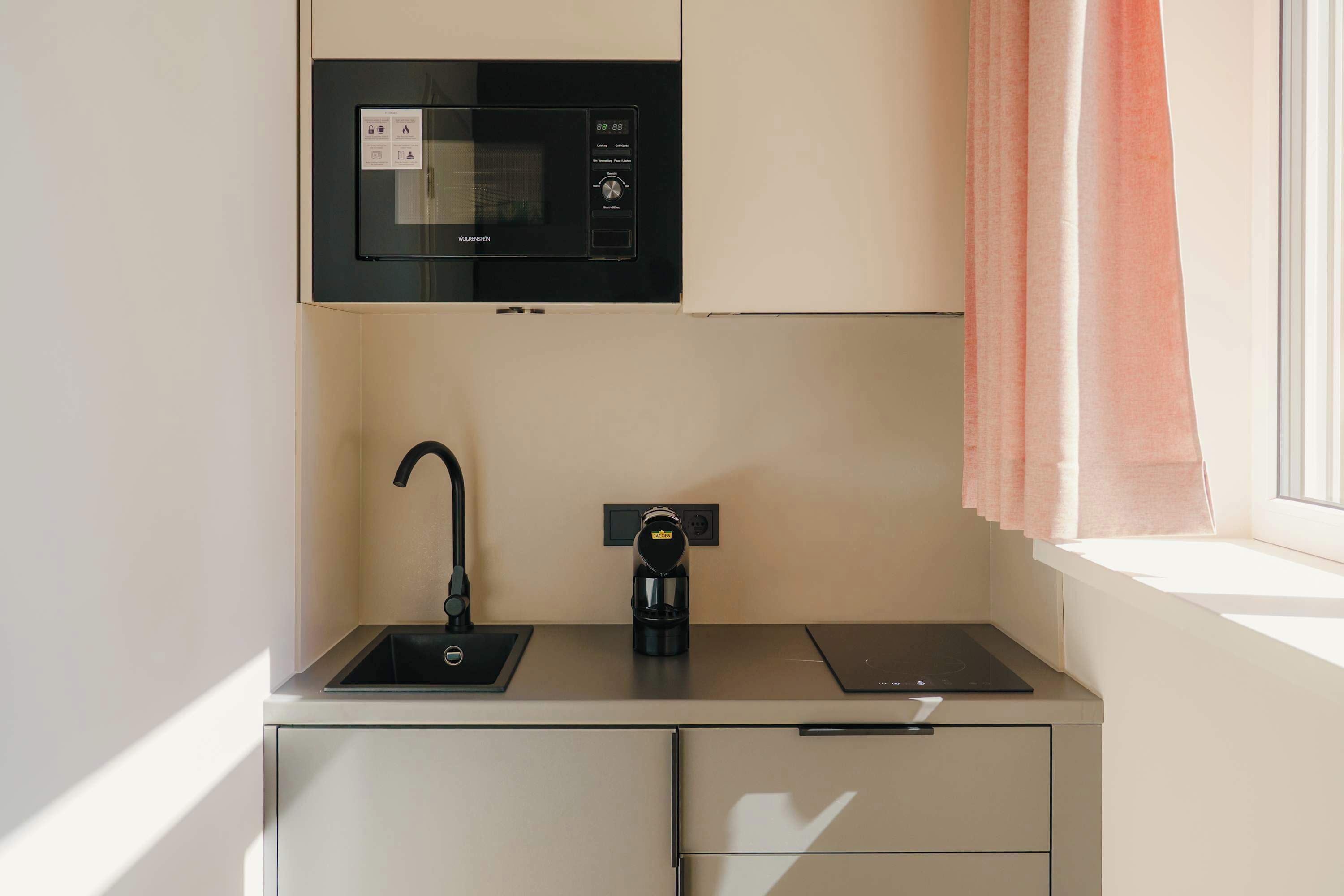 Cafetera/tetera, refrigerador, microondas, placa de cocina