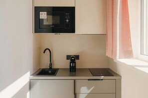 Cafetera/tetera, refrigerador, microondas, placa de cocina