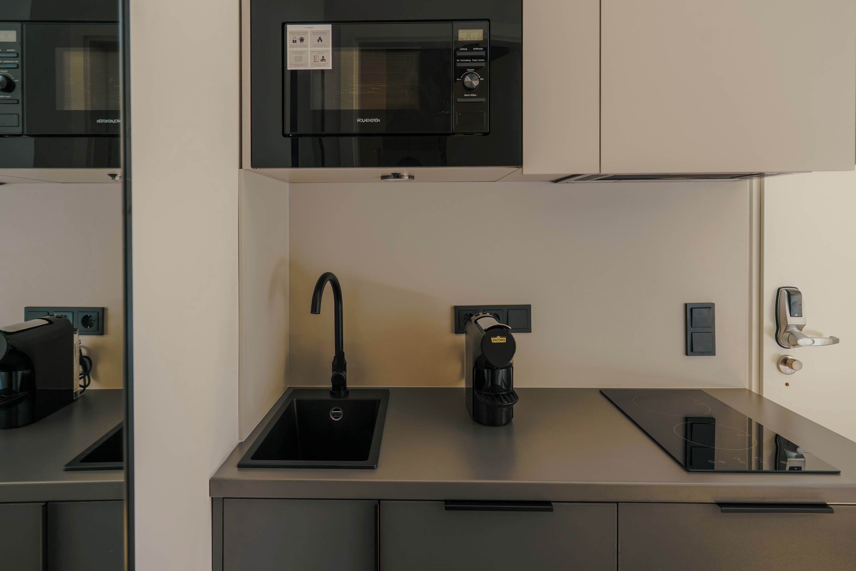 Wasserkocher mit Kaffee-/Teezubehör, Kühlschrank, Mikrowelle, Herdplatte