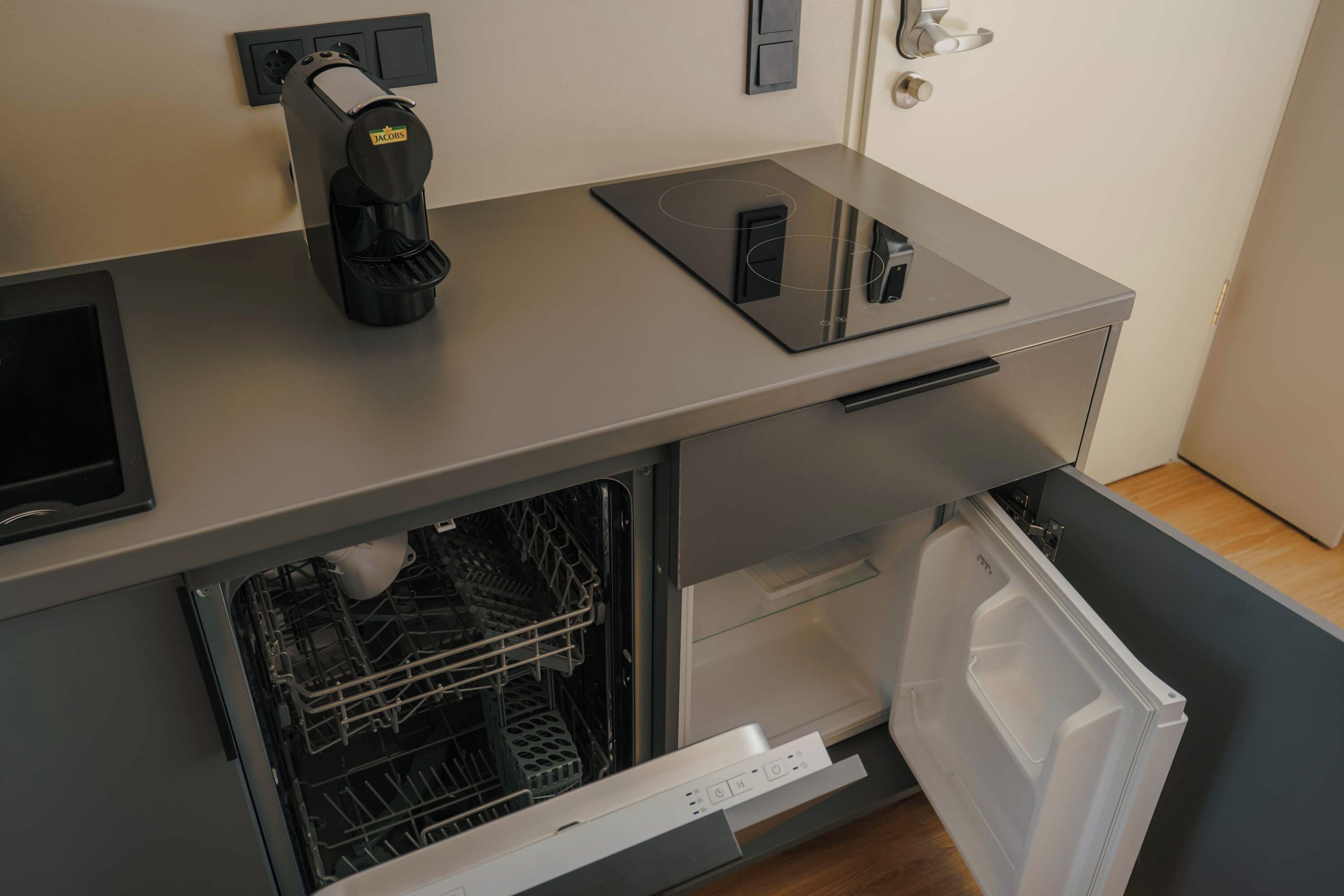 Cafetera/tetera, refrigerador, microondas, placa de cocina