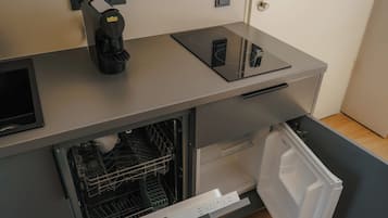 Cafetera/tetera, refrigerador, microondas, placa de cocina