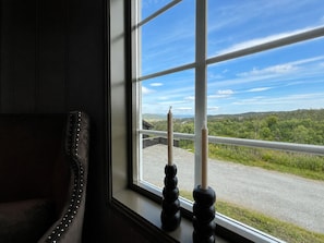 A room with a view of a road and greenery through a window with a metal frame. - Modern and Homey Apartment near slopes in Kikut, Geilo (Hol)