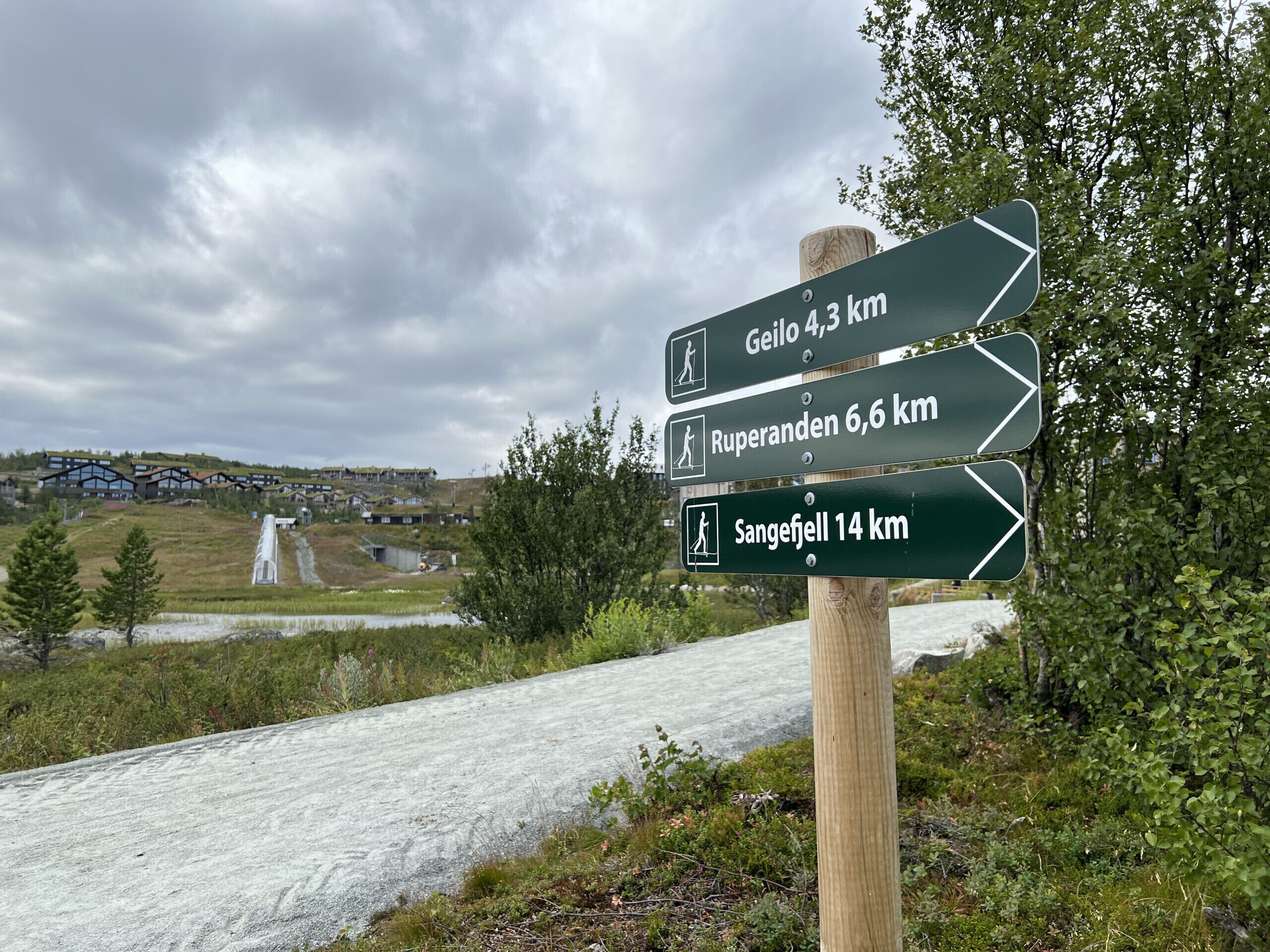 Placa de direção com distâncias para Geilo, Ruperanden e Sangefjell.