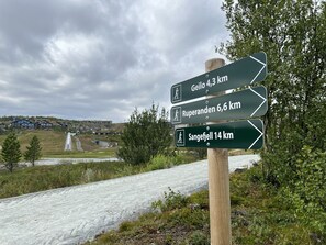 Een richtingwijzer met afstanden naar Geilo, Ruperanden en Sangefjell.
