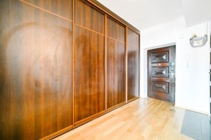 Ein Korridor mit einer Schiebetür aus Holz und einer festen Holztür.
