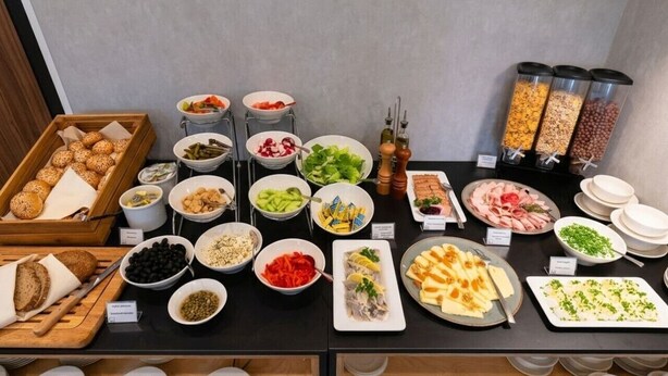 En buffet med forskellige retter og tilbehør.
