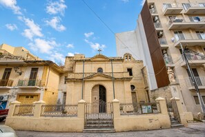 Une église historique dotée d’un dôme central, d’un clocher et d’une croix au sommet.