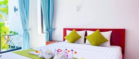Une chambre d’hôtel avec un lit, une fenêtre avec des rideaux, une table de chevet et un tableau accroché au mur.