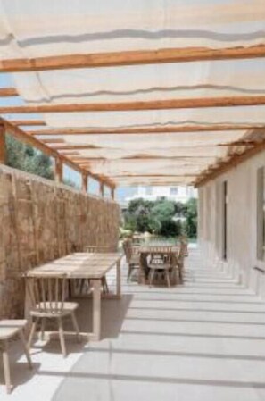 Outdoor dining - Mikri Santa Maria Beachvilla Pool Paros (Santa Maria)