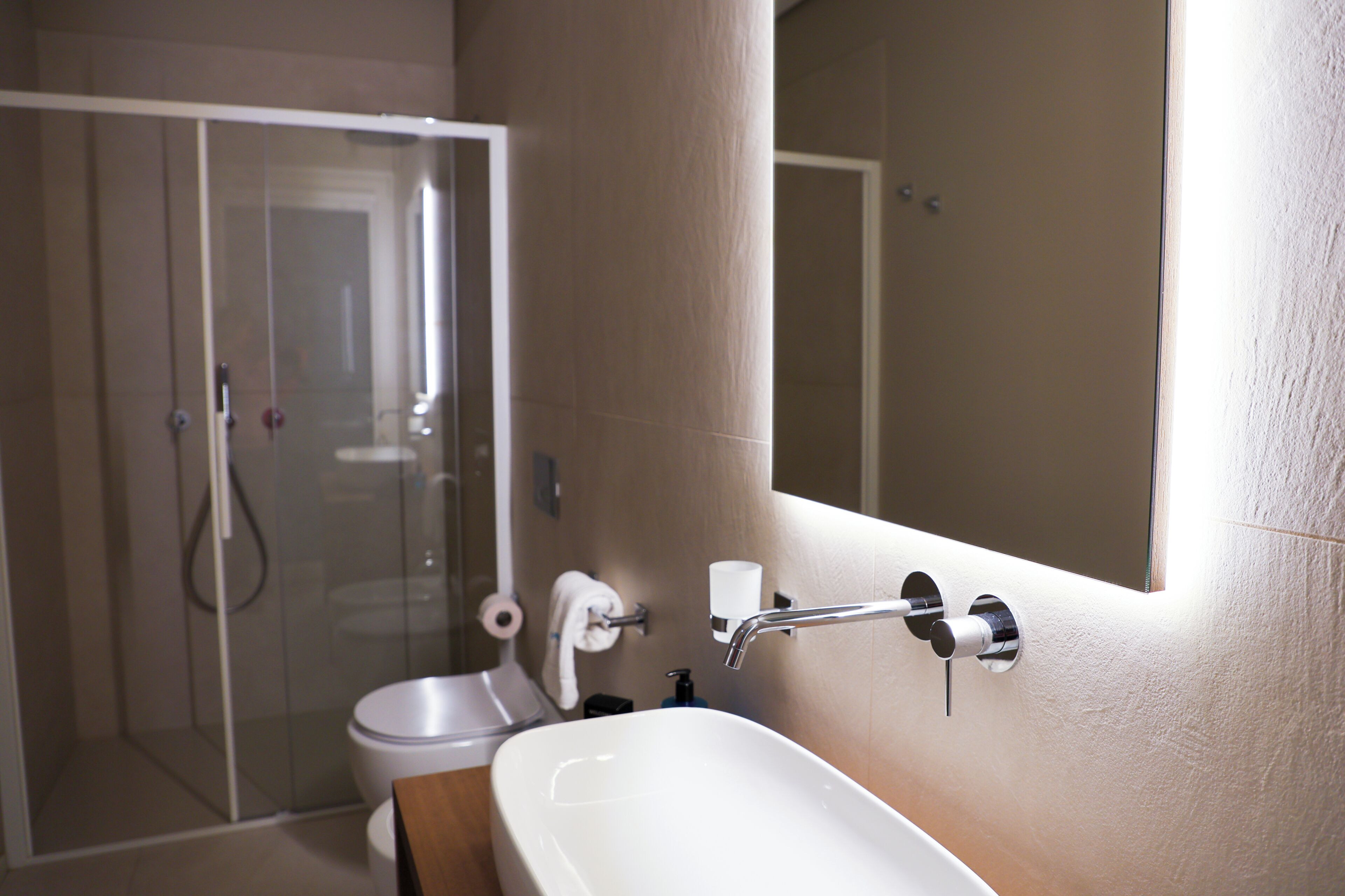 Ein Badezimmer mit Dusche, Toilette und Waschbecken.