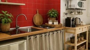 Private kitchen - THE LITTLE HOUSE AMONG THE GREENERY IN THE CITY Your retreat in Turin (Torino)