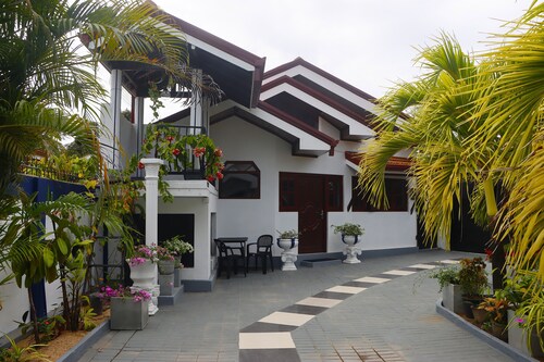 The Kumatha Residence , 2 Bed Garden Bungalow , 5 minutes walk to the beach
