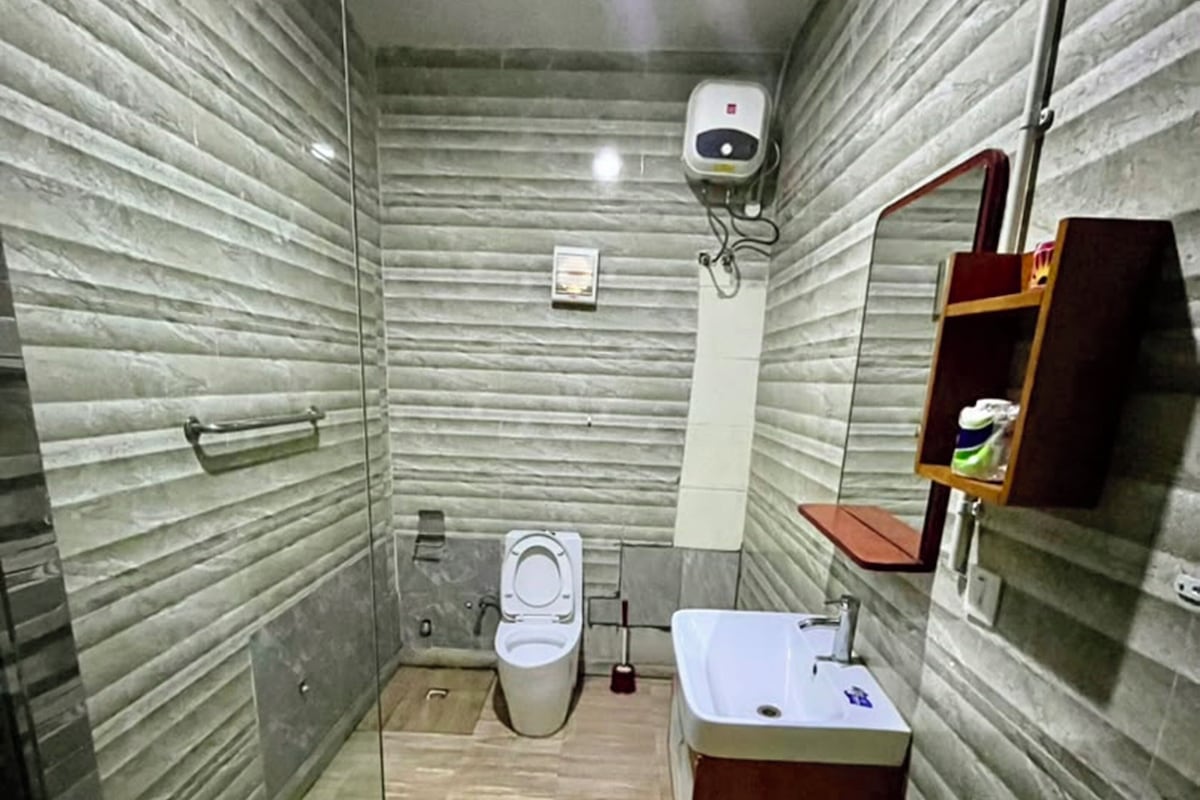 Chuveiro, toalhas de banho, sabonete, shampoo