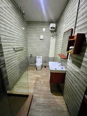 Chuveiro, toalhas de banho, sabonete, shampoo