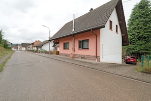 A residential street with houses, a paved road, and parked cars. - Apartment 'Ferienwohnung Am Hasepäddel' with Balcony and Wi-Fi (Fischbach bei Dahn)