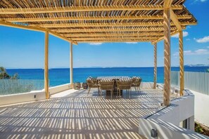 Outdoor dining - Seafront Athens Riviera Lagonisi Villa (Lagonissi)