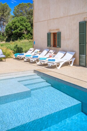A poolside area with sun loungers and a clear pool. - Fantastic villa with private pool in Santa Margalida (Santa Margalida)