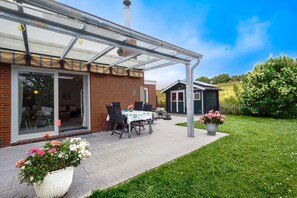 Outdoor dining - Vrbo Property (Dornumersiel)