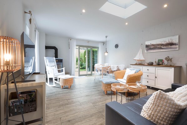 Living area - Vrbo Property (Dornumersiel)