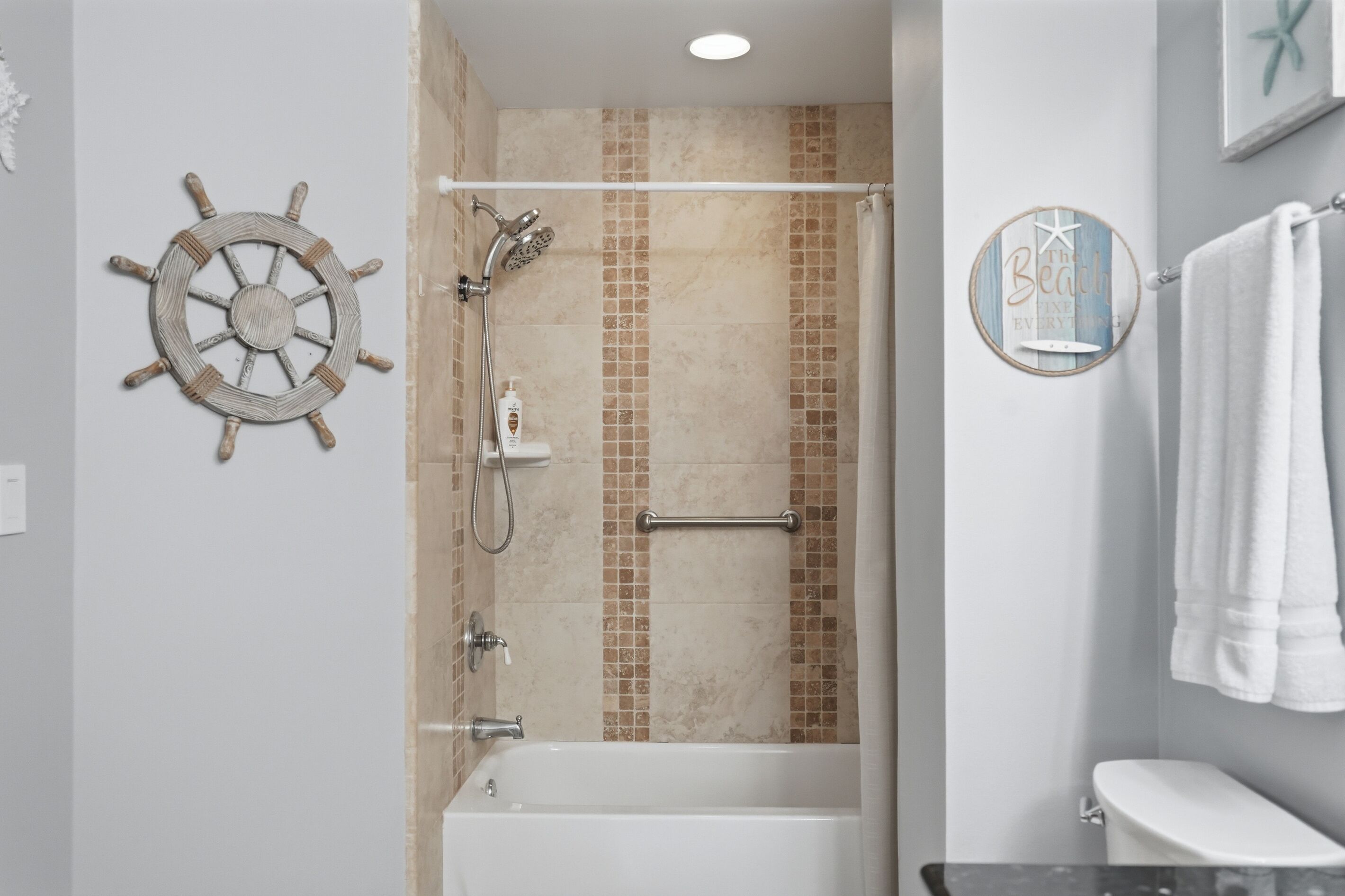 Un baño con bañera, ducha y retrete.
