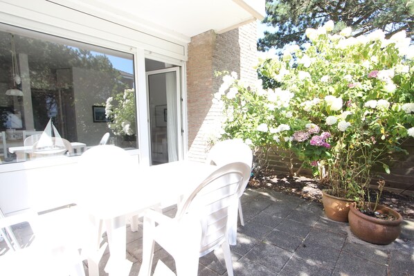 Outdoor dining - Vrbo Property (Langeoog)
