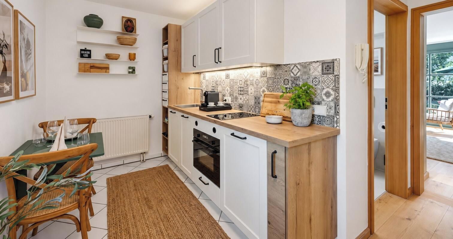 Coffee/tea maker, fridge, microwave, oven