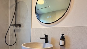 Douche, séchoir à cheveux, serviettes fournies
