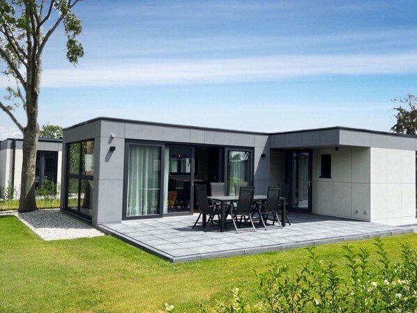 Outdoor dining - Vakantiepark de Zeeuwse Parel - de Zeebries by Interhome (Scherpenisse)