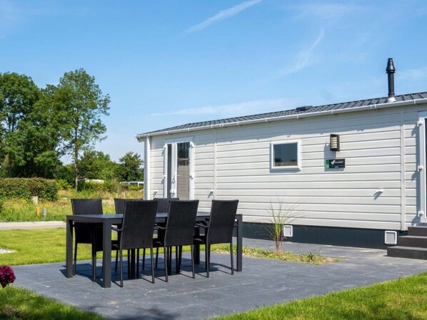 Outdoor dining - Vakantiepark de Zeeuwse Parel - Sunset by Interhome (Scherpenisse)
