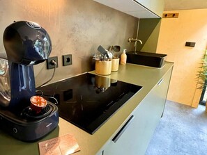 Kühlschrank, Mikrowelle, Ofen, Geschirrspüler