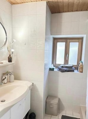 Unclassified image, 4 of 9, button - Vrbo Property (Saint-Léonard)