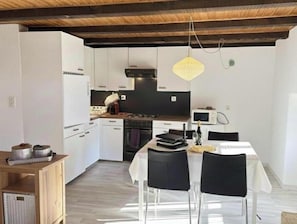 Unclassified image, 5 of 9, button - Vrbo Property (Saint-Léonard)