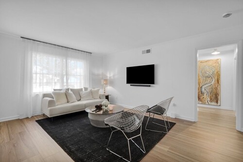 Savannah Stay w Parking, Keyless Entry & Patio!