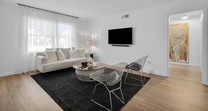 Savannah Stay w Parking, Keyless Entry & Patio!