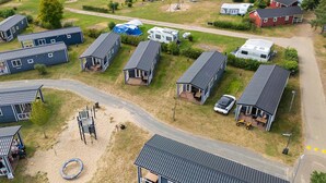 Zona residencial con varias casas móviles y un parque infantil.