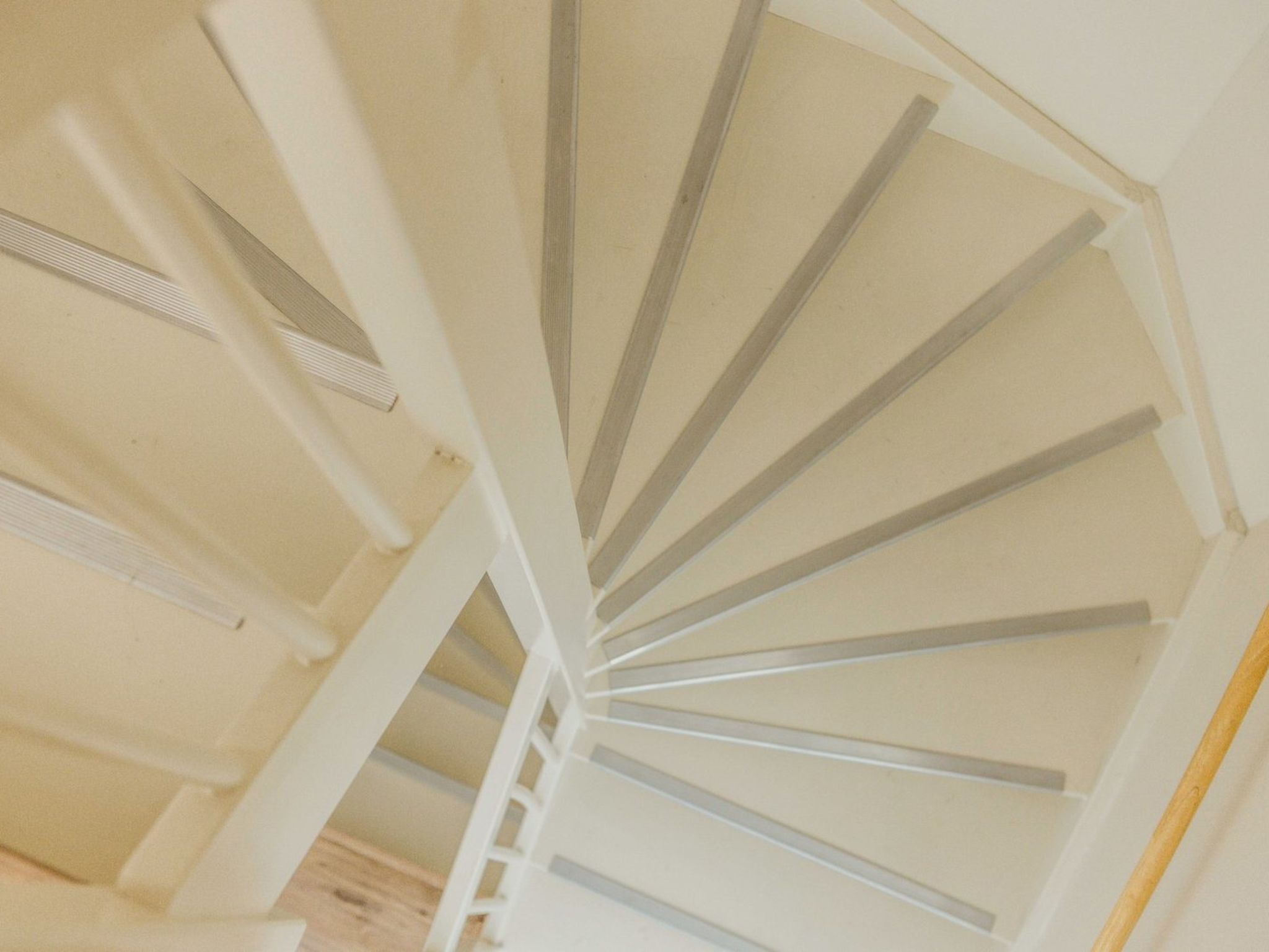 Una escalera de caracol con diseño moderno que asciende.