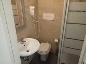 Douche, sèche-cheveux, serviettes fournies, papier toilette