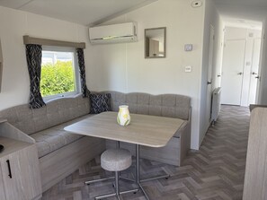 Dining - Vakantiepark de Zeeuwse Parel - Sunset Comfort by Interhome (Scherpenisse)