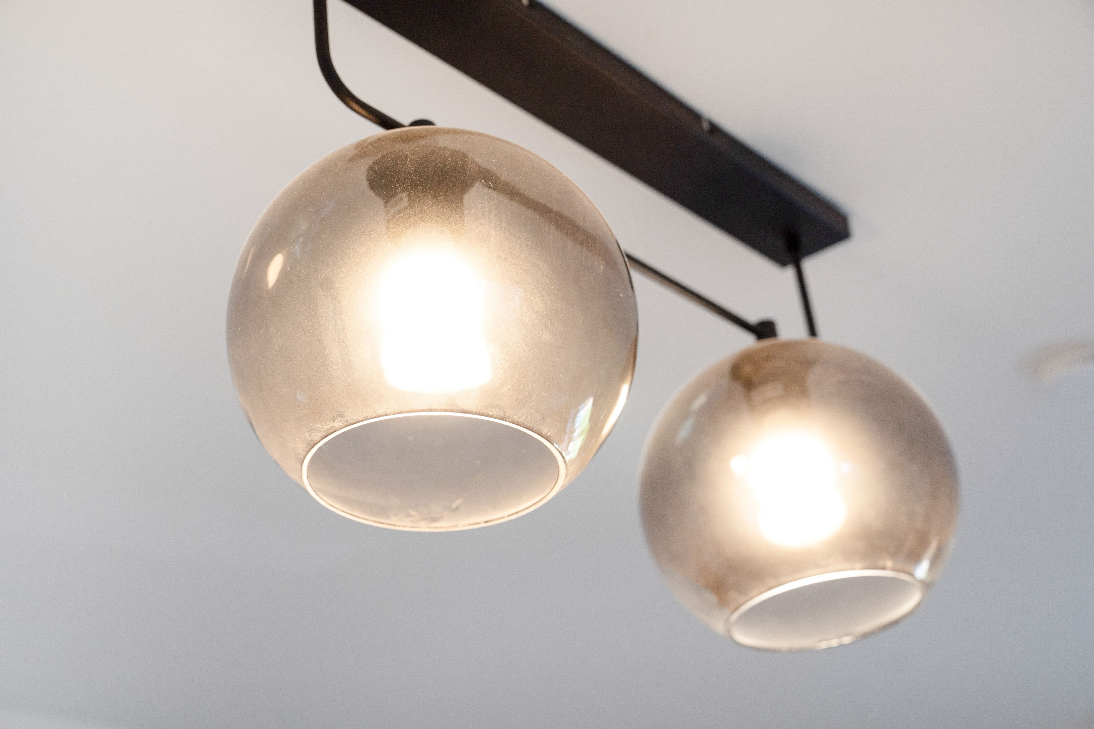 Deux suspensions sphériques sont suspendues au plafond.