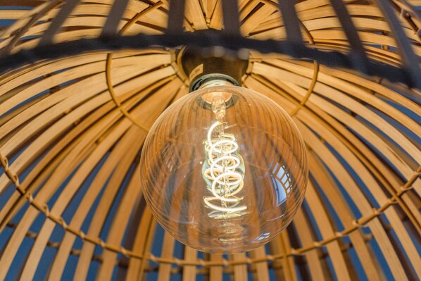 A hanging light fixture with a clear glass bulb and visible filament. - Apartment 'Für 5 P. Mit Küche & Wlan' with Wi-Fi (Dormagen)