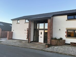 Unclassified image, 3 of 40, button - Luxurious and Family Friendly Countryside Hot Tub Barn Sleeps 9 (Out Rawcliffe)